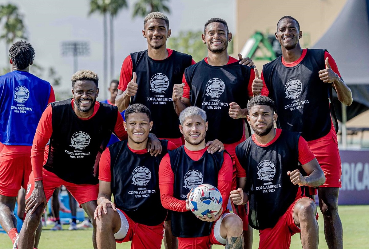 Algunos jugadores de la selección de Panamá en el cierre de prácticas, previo al duelo ante Bolivia