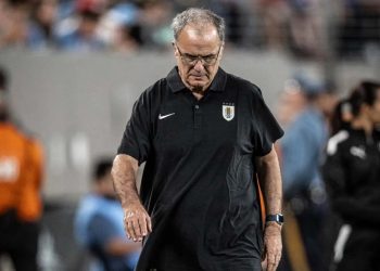 Señores, ¡puntualidad!: Bielsa, cuarto DT suspendido por salida tardía al campo