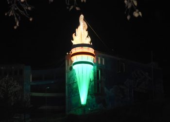 Una tea gigante es encendida en el centro paceño