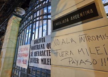 Un grupo protagoniza un mitin de protesta en la Embajada de Argentina por dichos de Milei