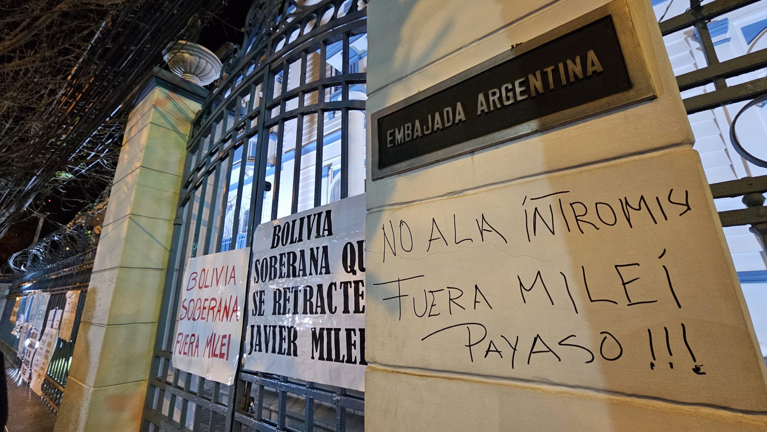 Un grupo protagoniza un mitin de protesta en la Embajada de Argentina por dichos de Milei