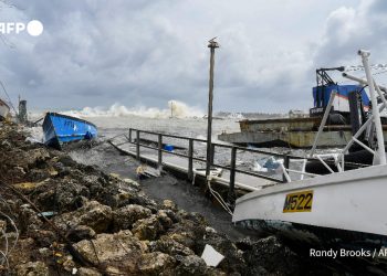 Huracán Beryl deja cinco muertos en el Caribe y se debilita camino a Jamaica