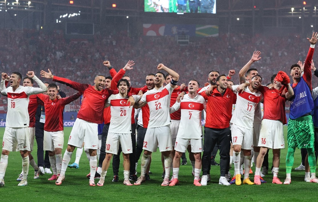 Los jugadores turcos celebran con su afición su clasificación a la siguiente fase.