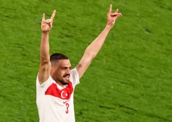 UEFA investiga al turco Demiral, sospechoso de hacer un gesto pro extrema derecha