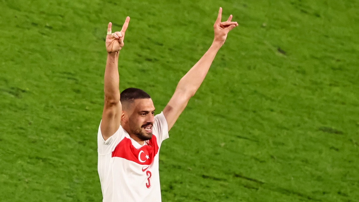 El jugador turco Merih Demiral y su festejo