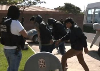 Once miembros de la barra brava de Oriente Petrolero fueron enviados a prisión, acusados de matar a un joven de 18 años de edad.