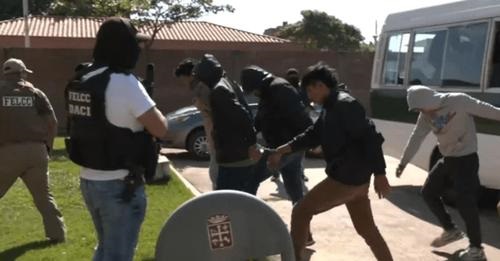 Once miembros de la barra brava de Oriente Petrolero fueron enviados a prisión, acusados de matar a un joven de 18 años de edad.