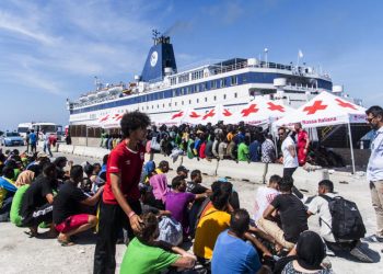 Amnistía denuncia que migrantes están siendo retenidos ilegalmente en centros de detención italianos