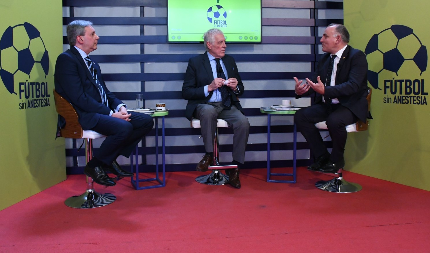 El periodista Jorge Barraza junto a Fernando Marr, embajador de la República Oriental del Uruguay (izq.) y José Schulz, embajador de la República Federal de Alemania ayer en La Razón.