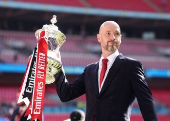 Erik ten Hag renueva como técnico del Manchester United hasta 2026