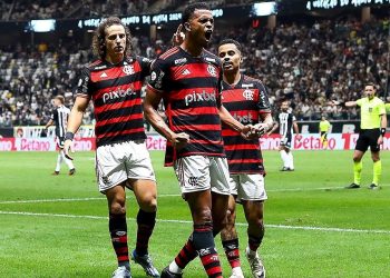 Flamengo golea de visita al Mineiro y sigue líder en solitario del Brasileirao