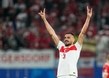 El turco Demiral es suspendido dos partidos por su polémico gesto
