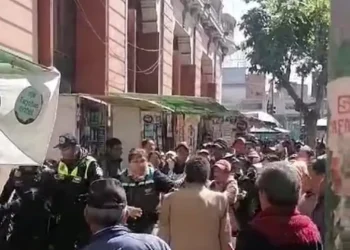 La Alcaldía de La Paz denuncia a gremiales de la plaza San Francisco de agredir físicamente a funcionarios ediles.
