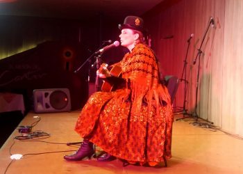 Dagmar Dümchen vestida de chola paceña, en sus presentaciones. Foto: Amparo Tórrez