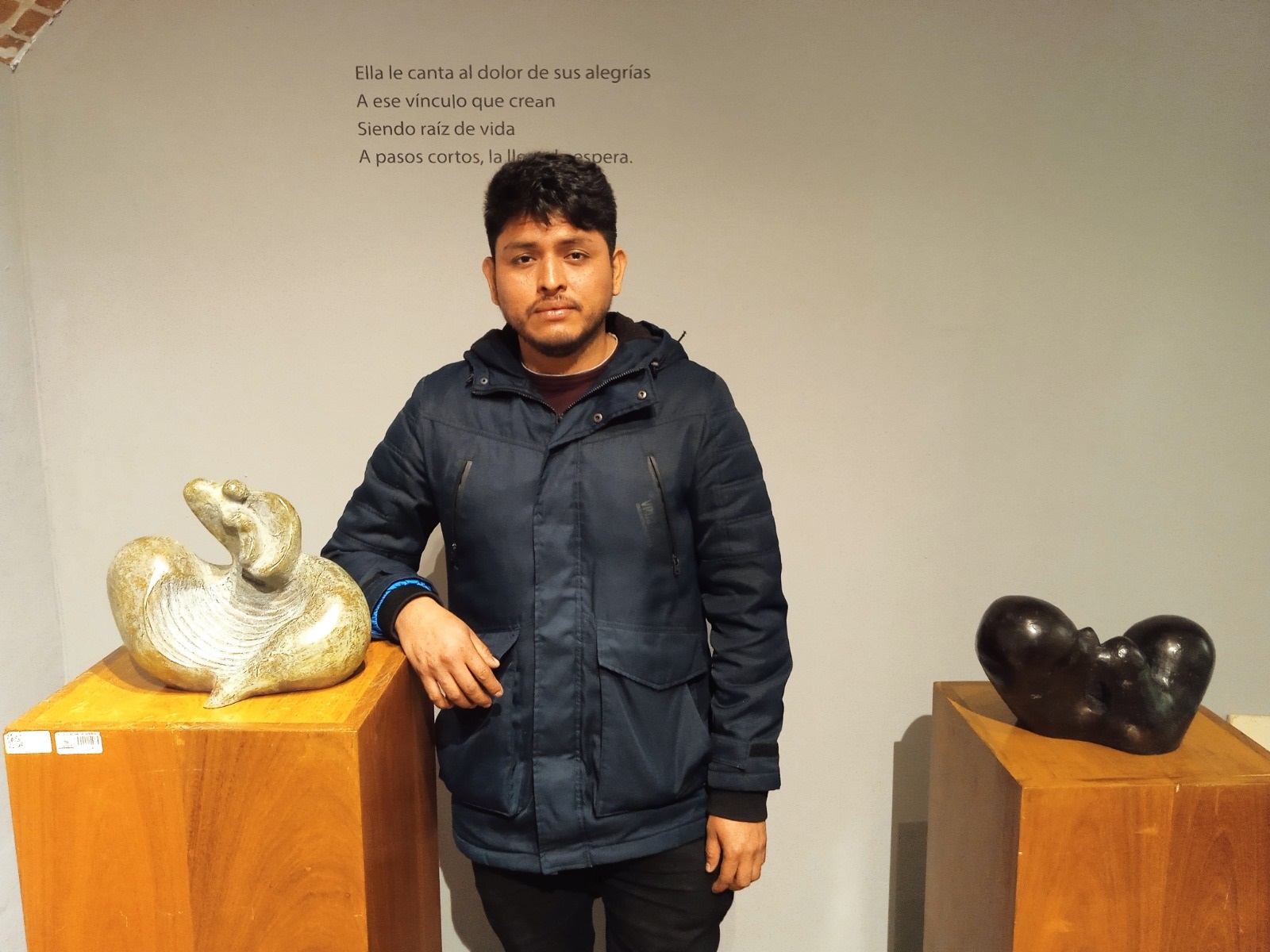 El escultor Jefrin Acuña expone “Introspección: raíz de vida” en el Museo Nacional de Arte.
