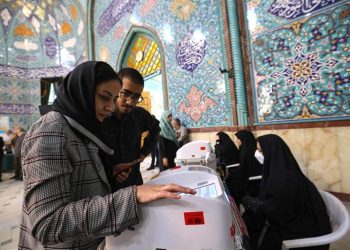 Cierran los colegios electorales en Irán y arranca el recuento de votos en la segunda vuelta de las elecciones