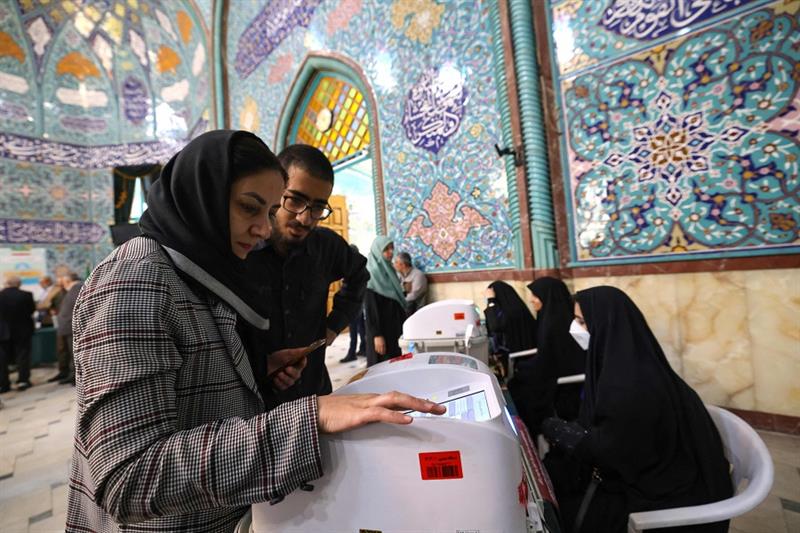 Cierran los colegios electorales en Irán y arranca el recuento de votos en la segunda vuelta de las elecciones