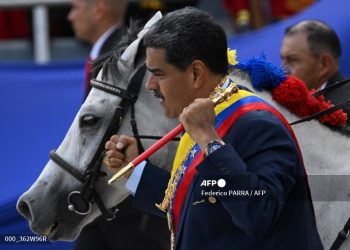 Maduro defiende su posición como jefe de la Fuerza Armada, cortejada por oposición