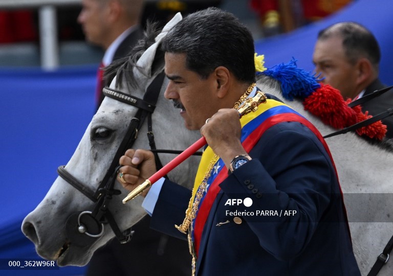 Maduro defiende su posición como jefe de la Fuerza Armada, cortejada por oposición