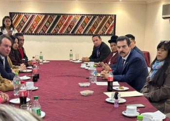 Reyes Villa se reúne con diputados disidentes y provoca fuertes críticas de CC