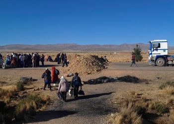 Este sábado se cumple el quinto día de bloqueo en la vía La Paz-Oruro, a la altura de Caracollo.