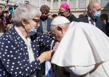 El Papa besó el tatuaje de una superviviente del Holocausto