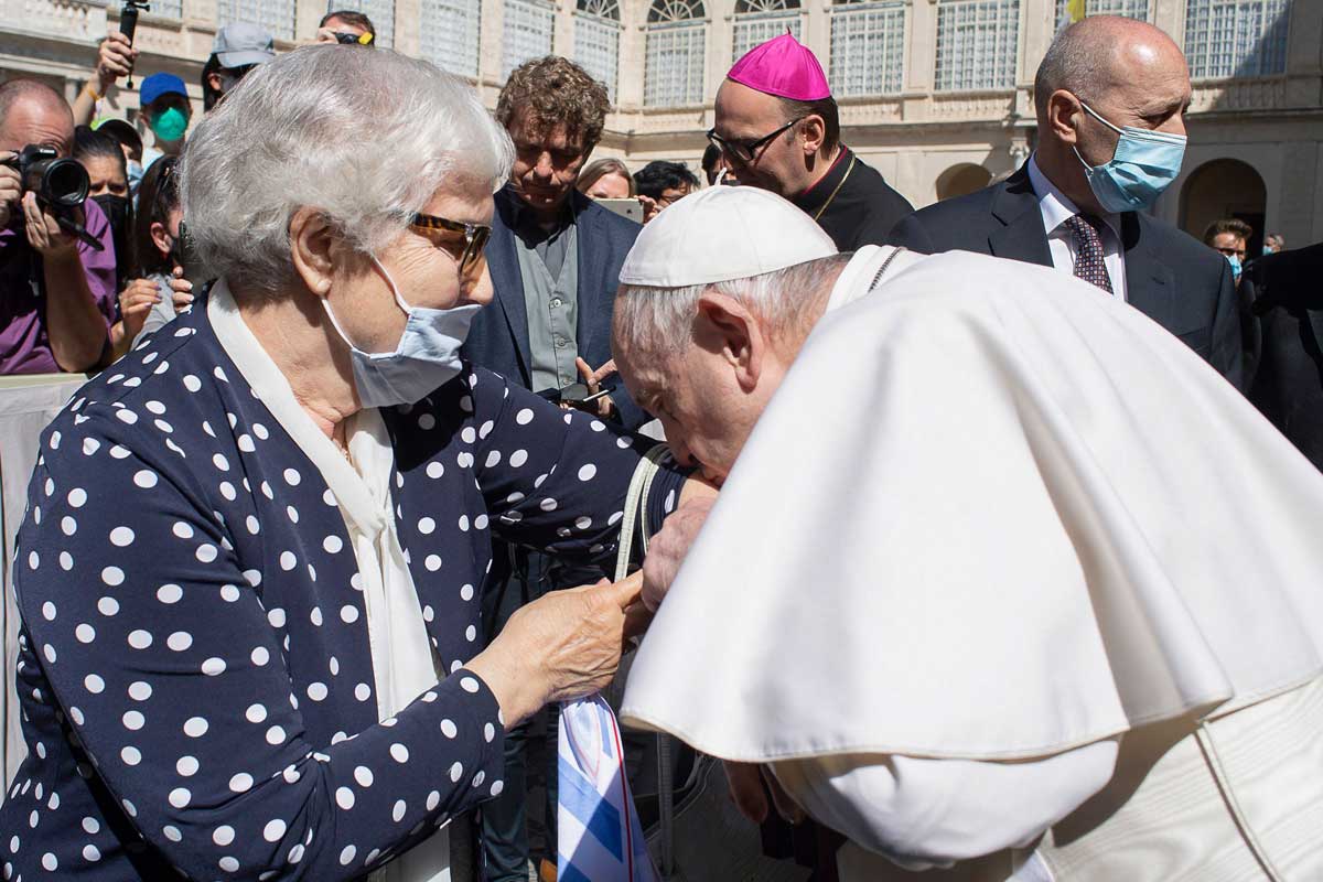 El Papa besó el tatuaje de una superviviente del Holocausto