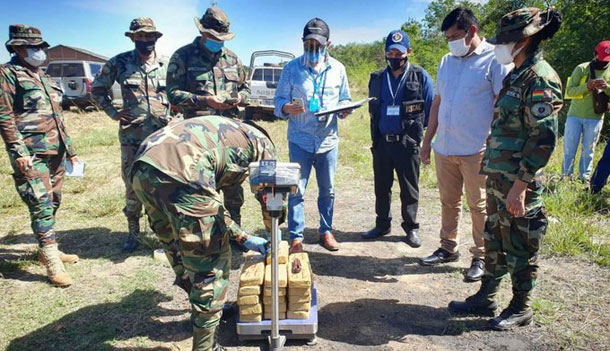 La FELCN descubre pista clandestina y secuestra 305 kilos de droga en Beni