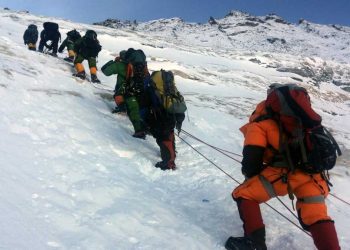 Dos islandeses llegan a la cima del Everest, pese a tener coronavirus