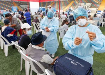 Perú extiende prohibición de usar autos particulares los domingos por la pandemia