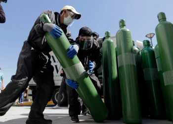 Llegan a Bolivia 34 toneladas de oxígeno medicinal desde Chile