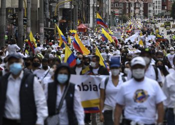 Gobierno y manifestantes reactivan acercamientos tras un mes de violenta crisis en Colombia