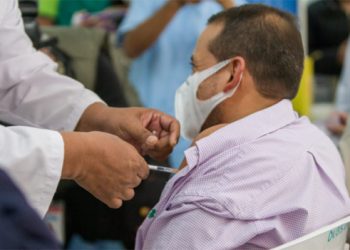El gobernador cruceño Camacho es vacunado contra el COVID-19