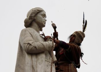 Momento en que Santiago Samca desportilla la nariz del monumento a Cristóbal Colón en 2021.