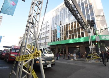 Comienza el armado de estructuras metálicas para el colocado de luces y pantallas gigantes, rumbo al Gran Poder.