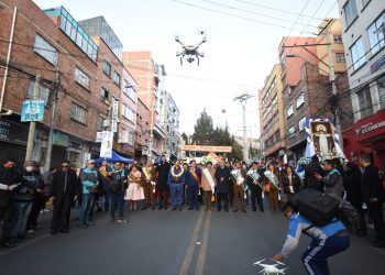 Con la tradicional ch’alla se inicia la entrada del Gran Poder