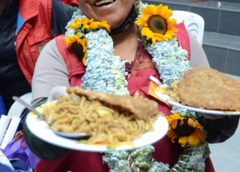 Jheny fue elegida entre ocho cocineras que participaron en un concurso organizado por la Alcaldía de El Alto.