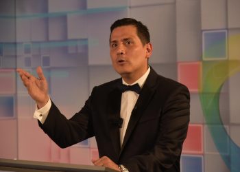 El periodista Junior Arias en el set de la red DTV, cuando se inauguró el canal privado.