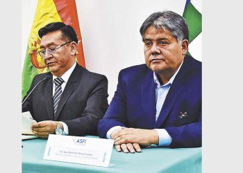 INTERVENCIÓN. Reynaldo Yujra (izquierda), director de Asfi, y Luis Gonzalo Araoz Leaño, interventor