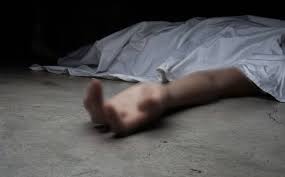La FELCC realizó el levantamiento del cuerpo sin vida de una mujer en vía pública. La occisa tenía golpes en la cabeza.