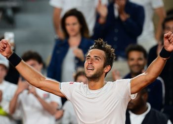 Etcheverry arrasa a Nishioka y jugará en cuartos ante Zverev