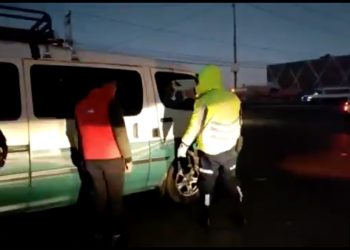 Tiran basura y hasta piedras a funcionarios ediles de El Alto en controles al transporte