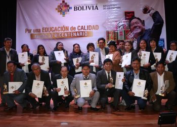 En homenaje a su día, 23 maestros meritorios son reconocidos con la estatuilla Avelino Siñani