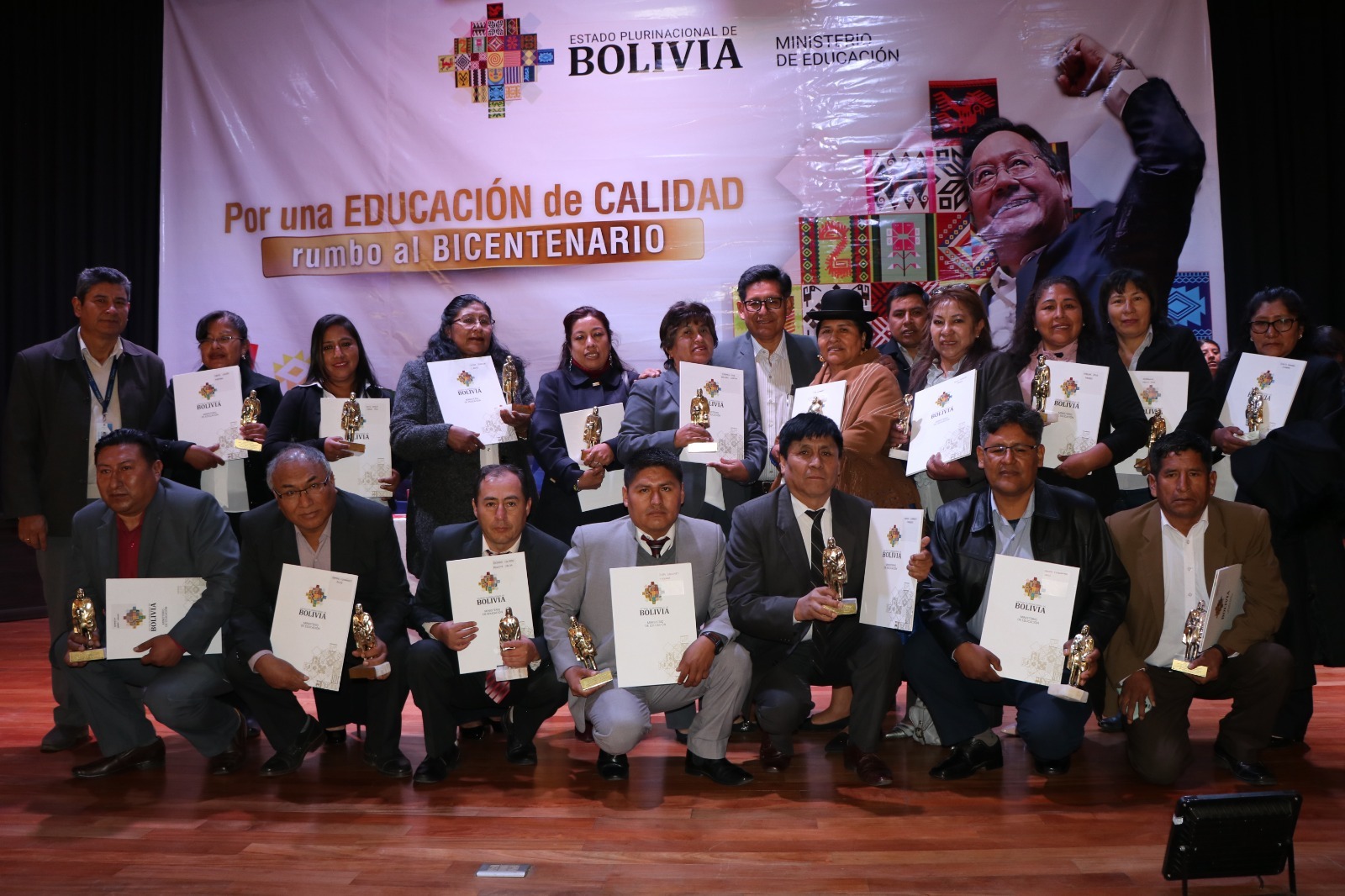 En homenaje a su día, 23 maestros meritorios son reconocidos con la estatuilla Avelino Siñani