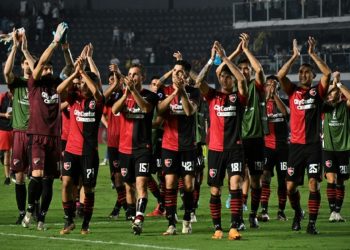 Newell’s gana 2-1 en su visita al Santos y sella pase a octavos de la Sudamericana