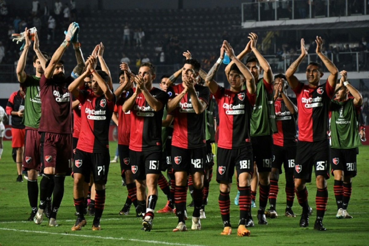 Newell’s gana 2-1 en su visita al Santos y sella pase a octavos de la Sudamericana