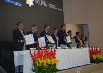 El presidente de YPFB, Armin Dorgathen suscribió seis convenios interinstitucionales.