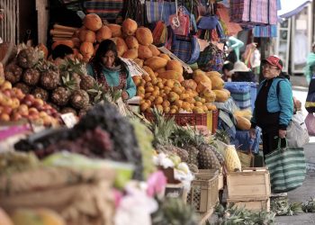 Los centros de abasto lucen frutas, masas y maníes. La venta de estos productos es demandada por Corpus Christi.