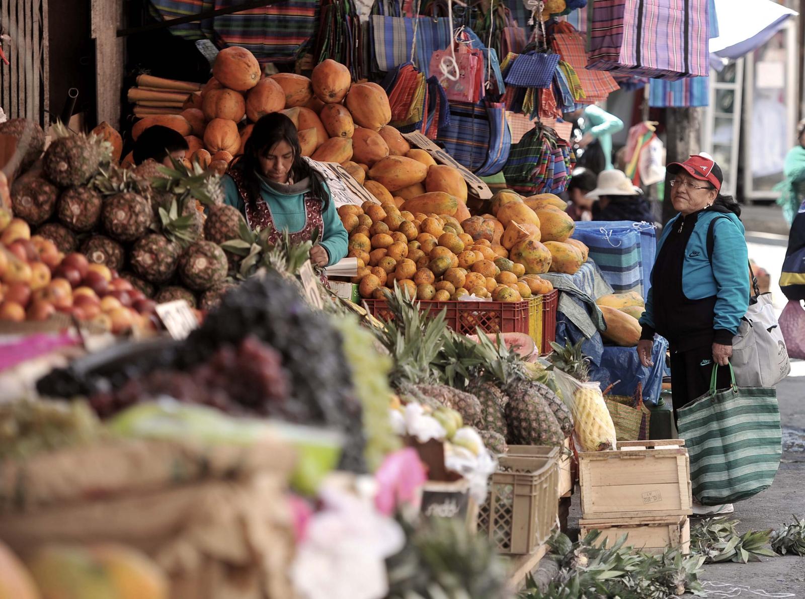 Los centros de abasto lucen frutas, masas y maníes. La venta de estos productos es demandada por Corpus Christi.