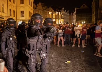Policía de Praga detuvo a 23 hinchas en la final entre Fiorentina y West Ham